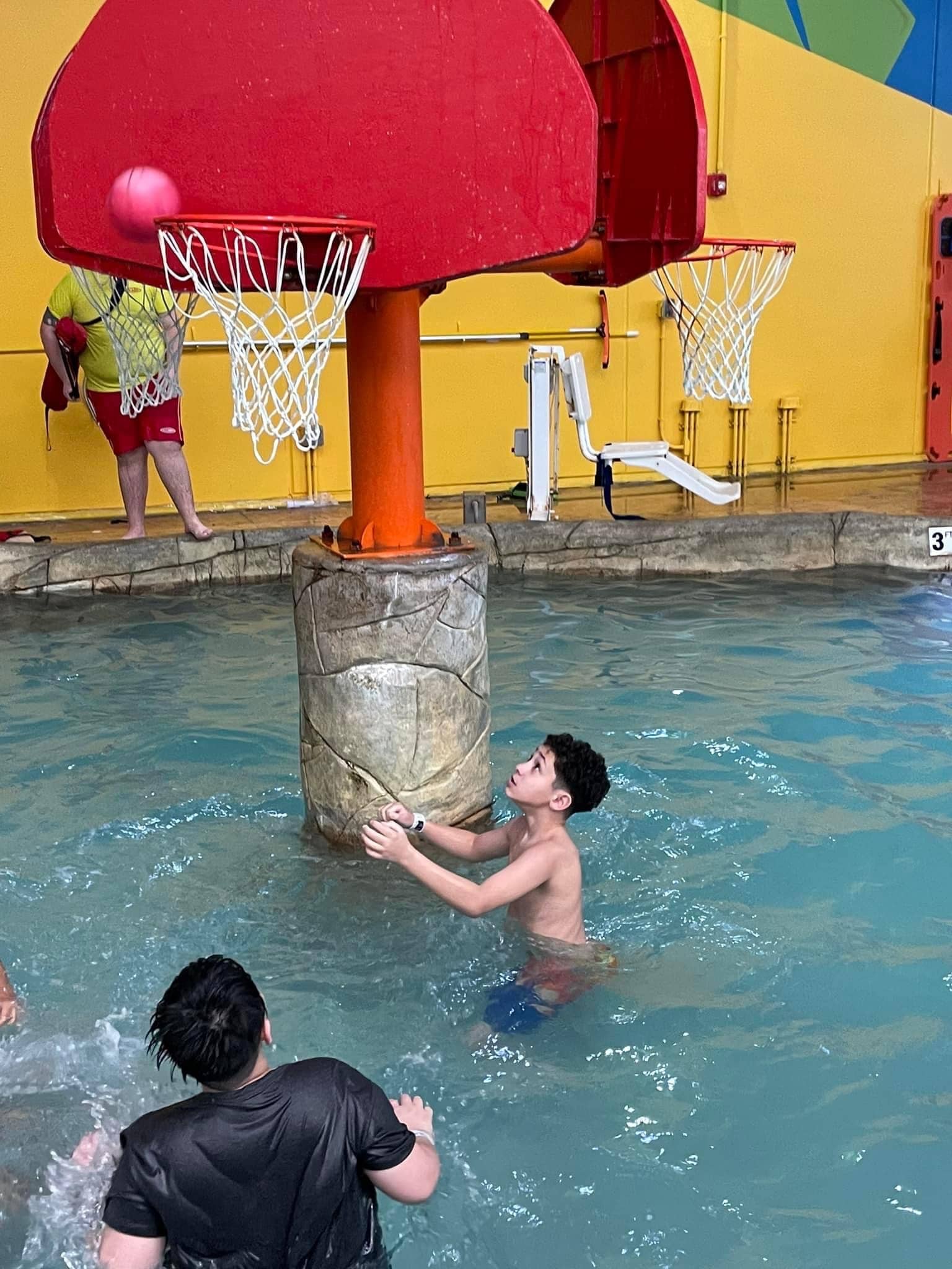 Big Kahuna's Water Park basketball in the pool